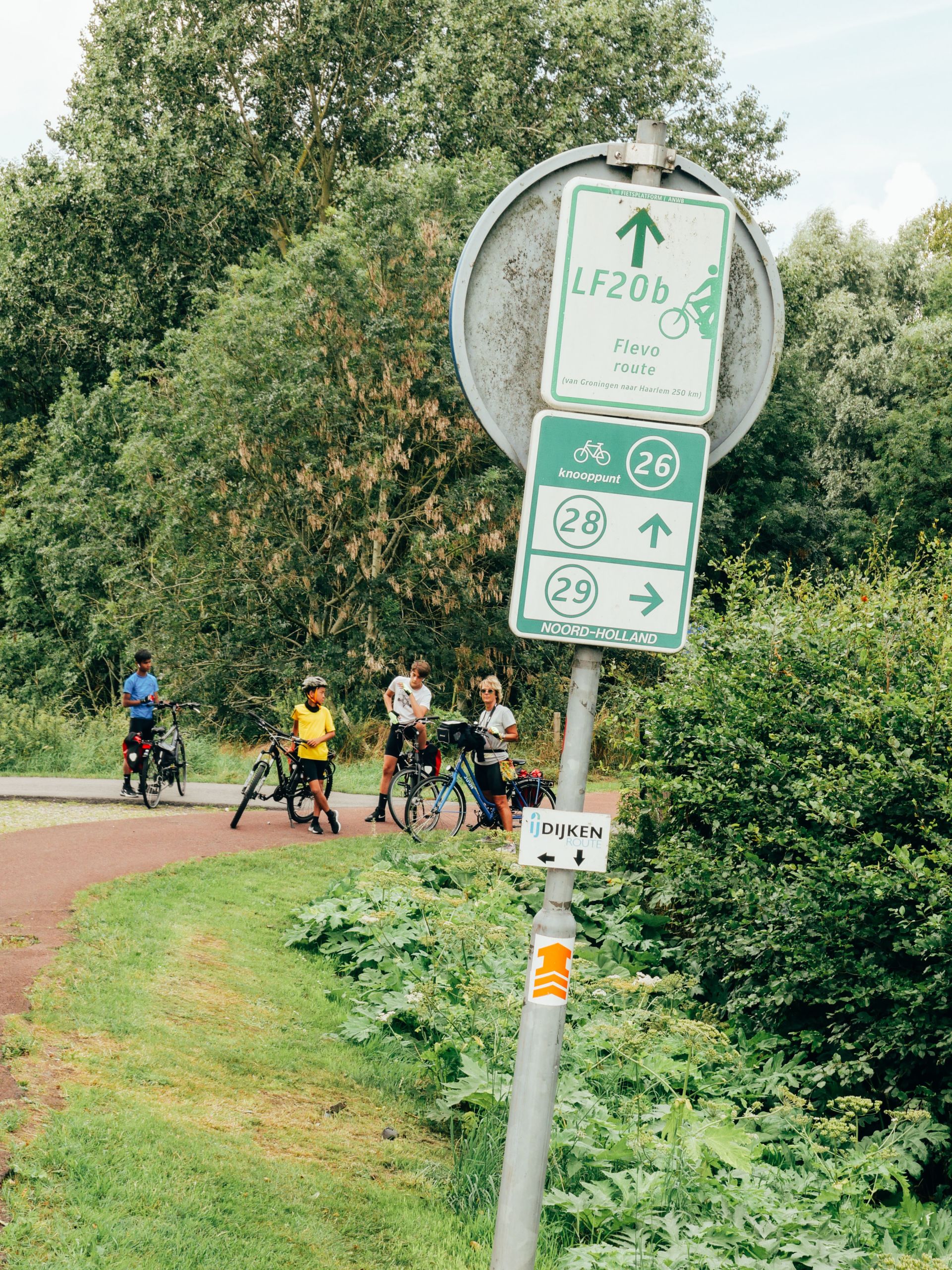 Segnale ciclabile lungo una pista nei Paesi Bassi.